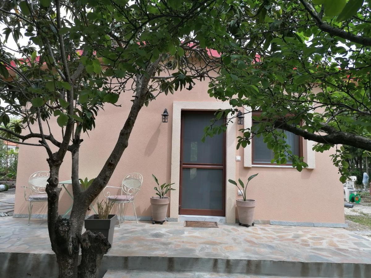 Vila Tiny House By The Sea Nea Skioni Exteriér fotografie