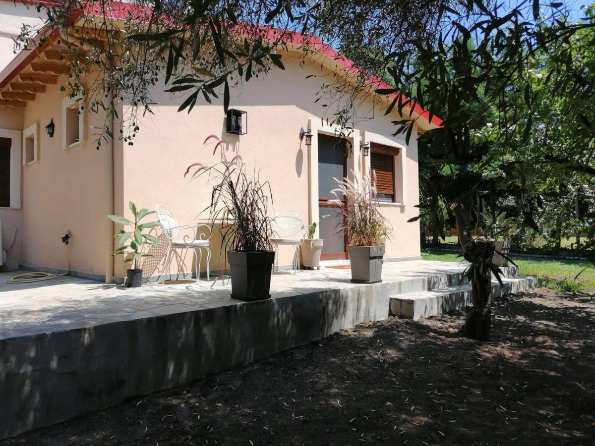 Vila Tiny House By The Sea Nea Skioni Exteriér fotografie