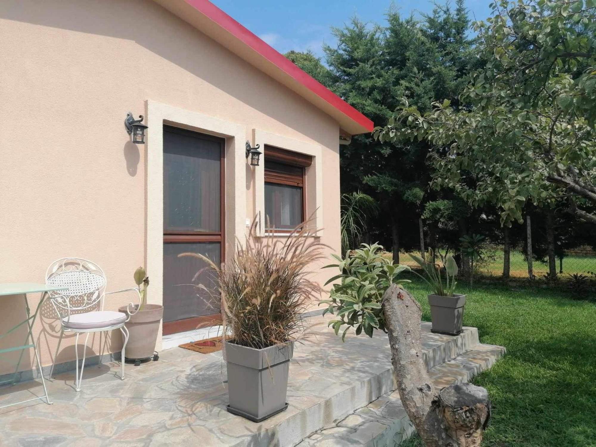 Vila Tiny House By The Sea Nea Skioni Exteriér fotografie